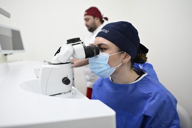 Liniile drepte îți par ondulate la citit? Semnalul de alarmă pe care ochii tăi încearcă să ți-l transmită