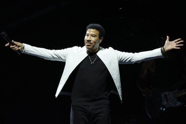Lionel Richie, spitalizat la terapie intensivă după concertul din St. Louis, după o stare de slăbiciune pe scenă