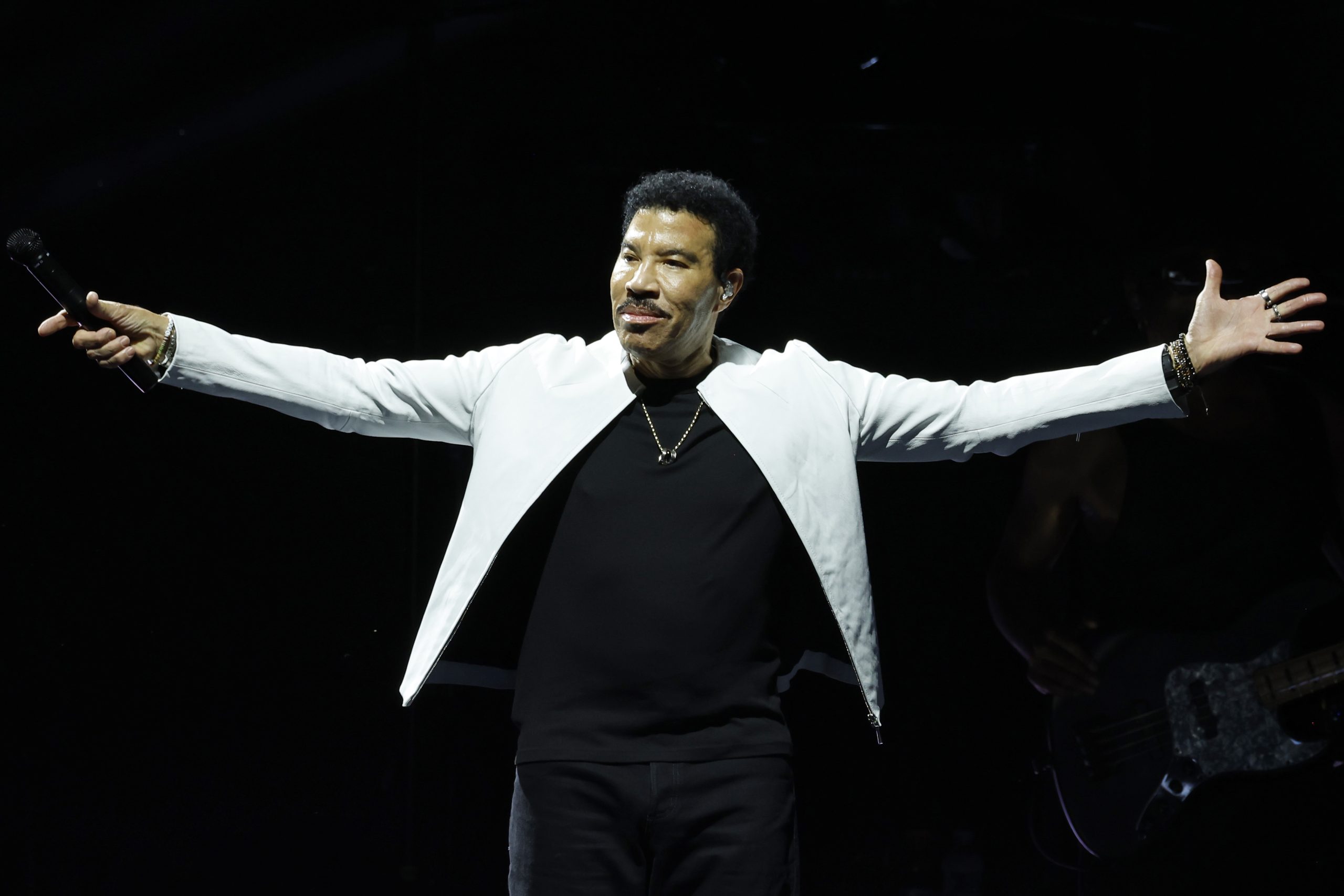 Momente de îngrijorare pentru Lionel Richie. Artistul a ajuns la spital după ce a cerut un scaun pe scenă
