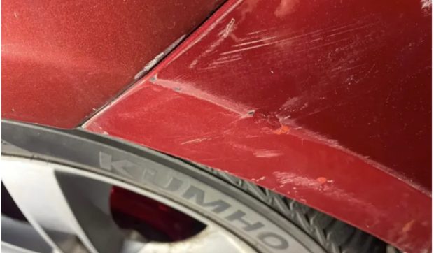 Un șofer din Cluj și-a găsit mașina lovită și „reparată” în parcare: „A revenit să o dea cu ojă vișinie cu sclipici”