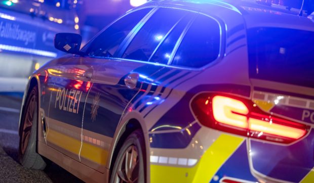 O fetiță de 8 ani a sunat la poliție după ce mama ei s-a urcat beată la volan și a condus cu ea în mașină, în Germania