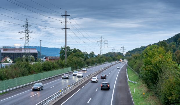 Un american de 23 de ani a gonit cu 251 km/h pe o autostradă din Elveția, iar pe lângă amendă s-a ales cu o sancțiune la care nu se aștepta