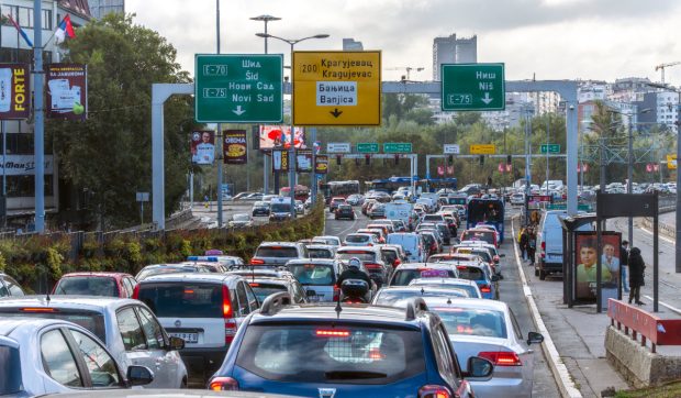 Limită de până la 30 km/h pentru șoferi între orele 7 și 21, în orașele dintr-o țară vecină cu România: poliția va spori controalele