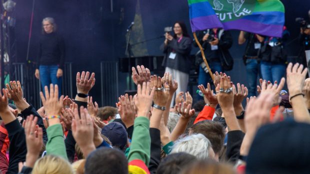 Mii de oameni au manifestat pentru democrație și au cerut „mai puțină ură” înainte de un scrutin care ar putea fi istoric pentru extrema dreaptă germană