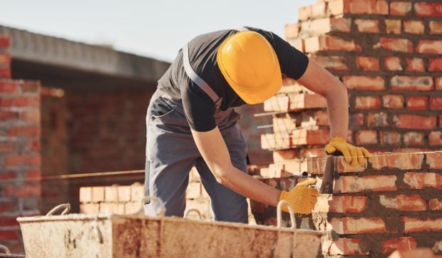 Italia caută mii de muncitori în construcții: salarii de peste 2.500 de euro pe lună, cazare inclusă sau ajutor pentru chirie în unele oferte