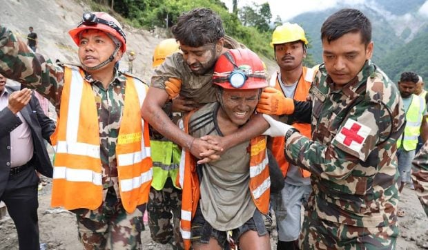 Doi muncitori au fost salvați dintr-un tunel din Nepal, după mai mult de o săptămână de la inundații: „Suntem în țara miracolelor”