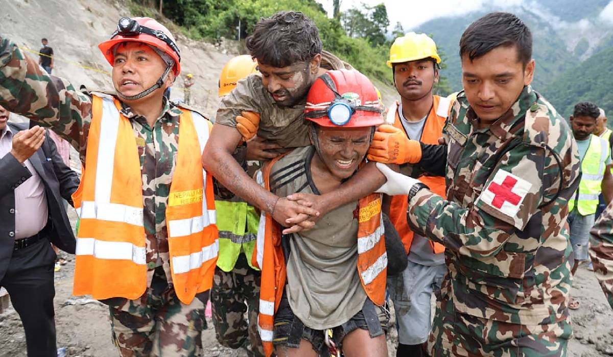 Miracol în Nepal: doi muncitori salvați dintr-un tunel la 8 zile după inundațiile devastatoare