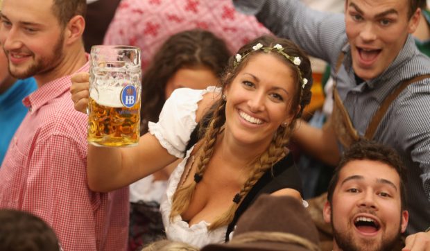 Prețuri record la Oktoberfest 2026: un litru de apă costă mai mult decât cea mai ieftină bere