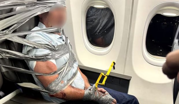 Un pasager agresiv a fost lipit cu bandă adezivă de scaunul avionului, după ce a făcut scandal: „Nu tolerăm acte de violență la bord”