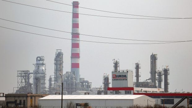 De la privatizarea din ’98 la insolvența din 2026: Petrotel-Lukoil solicită intrarea în insolvență sub un sechestru record de 1,2 miliarde de euro și un proces penal care durează de un deceniu