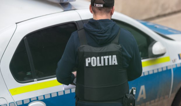 Polițiștii caută de două zile un moldovean care a abandonat o mașină lângă Strehaia, după ce o furase din Bulgaria