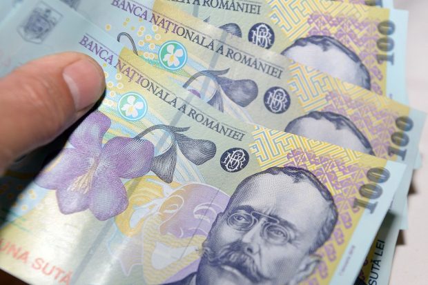Costul orar al forței de muncă a scăzut ușor în trimestrul II din 2026. INS raportează scăderi în administrația publică și învățământ față de anul trecut