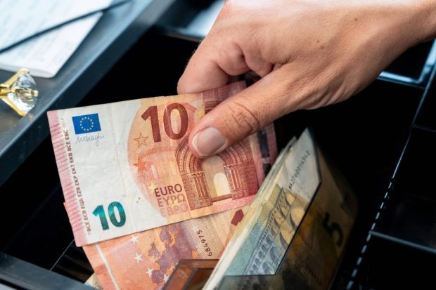Cum a reușit un angajat să fure 400.000 de euro din casa de marcat, în trei ani, fără să-și dea seama cineva din firmă. Pe ce a cheltuit toți banii