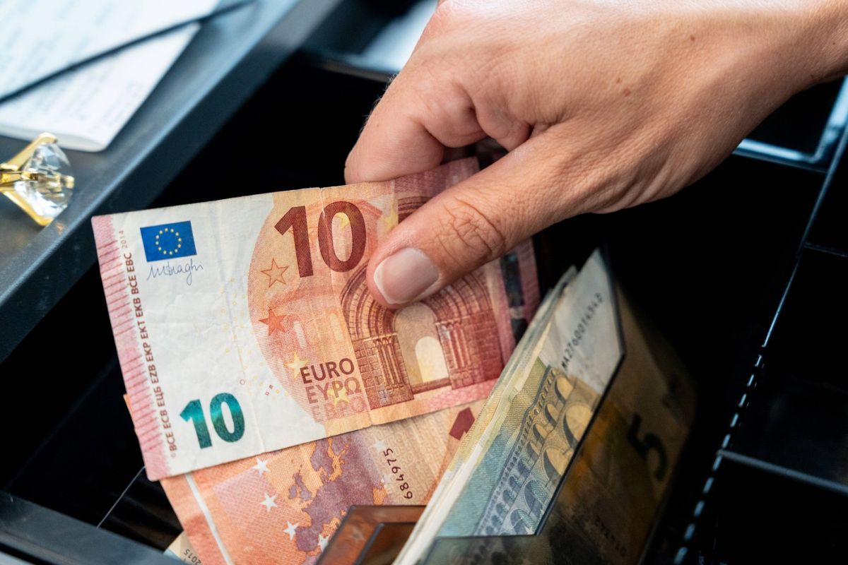 A furat peste 400.000 de euro de la locul de muncă pentru păcănele și pariuri. Motivul surprinzător pentru care judecătorii nu l