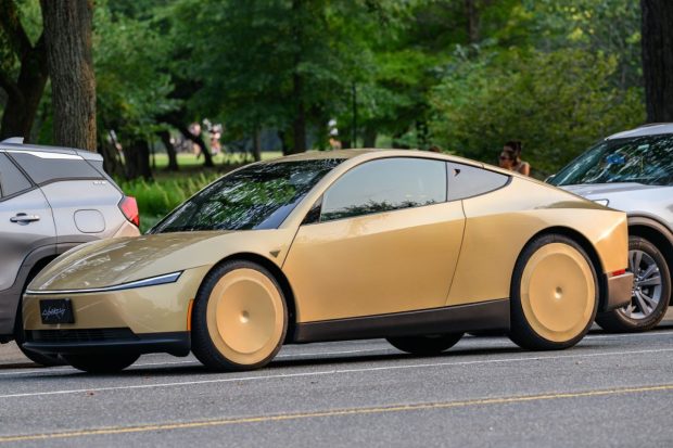 Tesla lansează oficial Cybercab, robotaxiul fără volan și pedale creat de Elon Musk. Cât va costa vehiculul autonom
