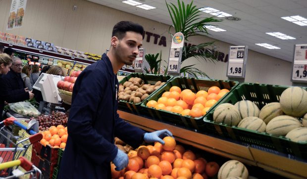Salariu de 50 de euro pentru 8 ore de muncă pe zi, într-un supermarket din Italia: „Vă cumpărați singuri încălțămintea de protecție”