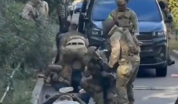 Serviciile secrete ale Ucrainei au tras unele în altele, în plină zi, la Kiev. Ce a declanșat conflictul dintre GUR și SBU? I VIDEO