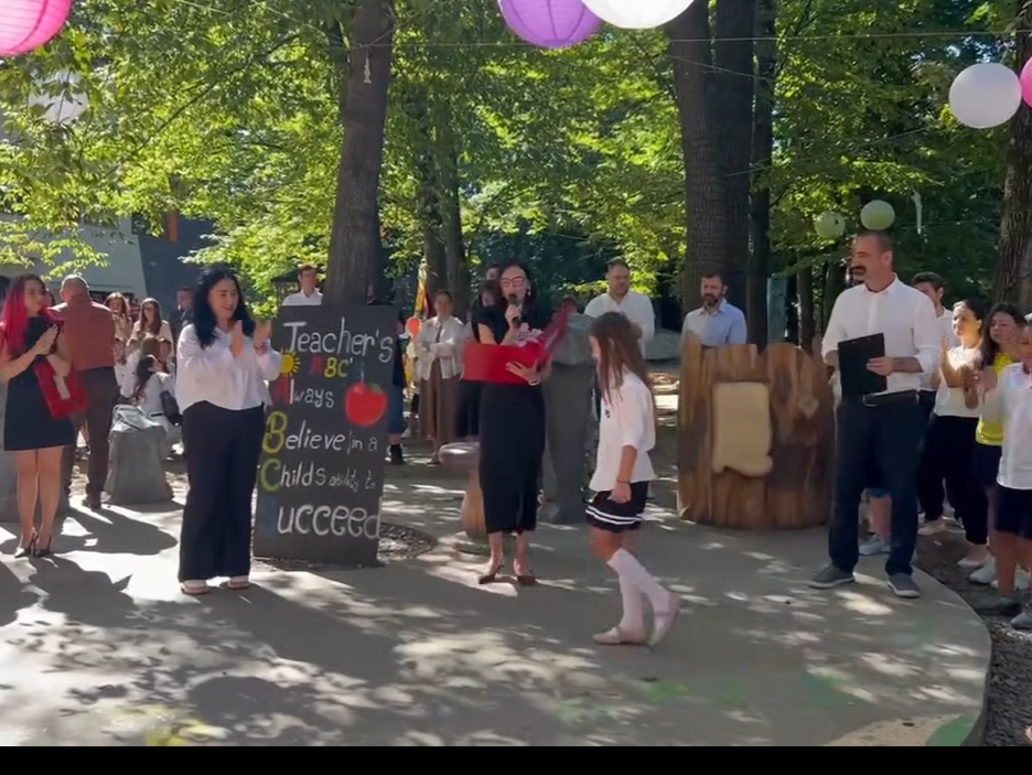 Imagini cu fetița Elenei Udrea în prima zi de școală. Mama ei a filmat un moment emoționant. „Îmi dau lacrimile”