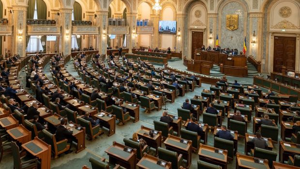 Lege cu scântei și tergiversări în mod repetat. Interzicerea cumulării pensiei speciale cu salariul de la stat, adoptată tacit de Senat