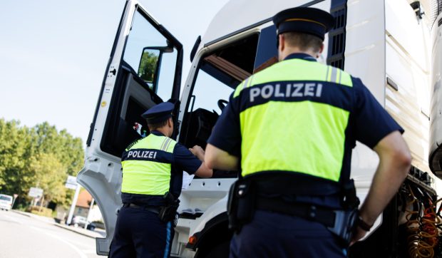Un șofer român de TIR s-a bucurat când l-a oprit poliția, pe o autostradă din Austria: „Fac ce îmi spune șeful”