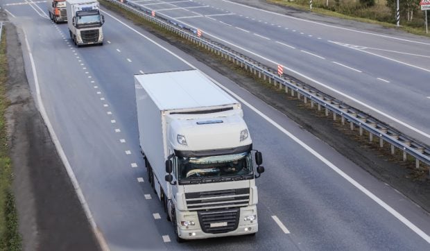 Aproape un sfert dintre șoferii de TIR din Europa caută mai bine de o oră un loc de parcare. Unii conduc încă 20 de km ca să-l găsească