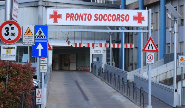 Un român beat a făcut prăpăd într-un spital din Italia. A spart un computer, i-a atacat pe carabinieri și a fost arestat