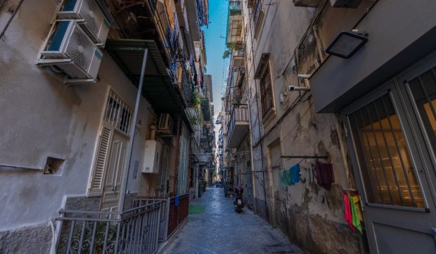 O badantă din Italia a rămas fără portofelul cu 200 de euro și acte când a fost abordată de un bărbat pe o stradă întunecată de lângă casă 