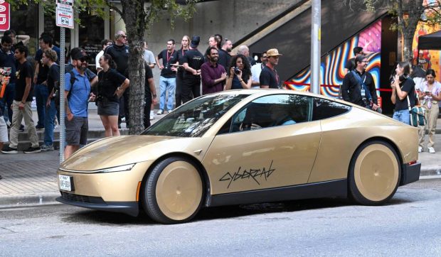 Mașina fără volan și fără pedale a ieșit oficial pe străzi: cum arată prima cursă cu robotaxiul Tesla Cybercab