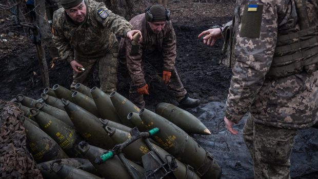 Achiziție eșuată de armament care a lăsat Ucraina fără obuze. Grupul indian implicat în uriașul scandal din Estonia este prezent și în România