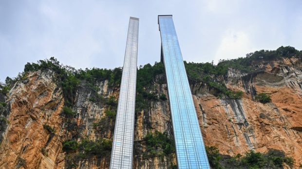 Un lift exterior înalt de aproape 300 de metri a fost construit pe o stâncă în China pentru ca 20 de copii să ajungă la școală mai repede