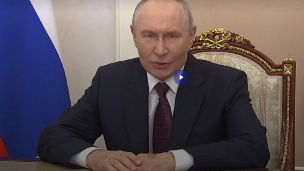 Vladimir Putin are noi urme suspecte de injecții pe mâini: „Hematom apărut după o intervenție intravenoasă nereușită”